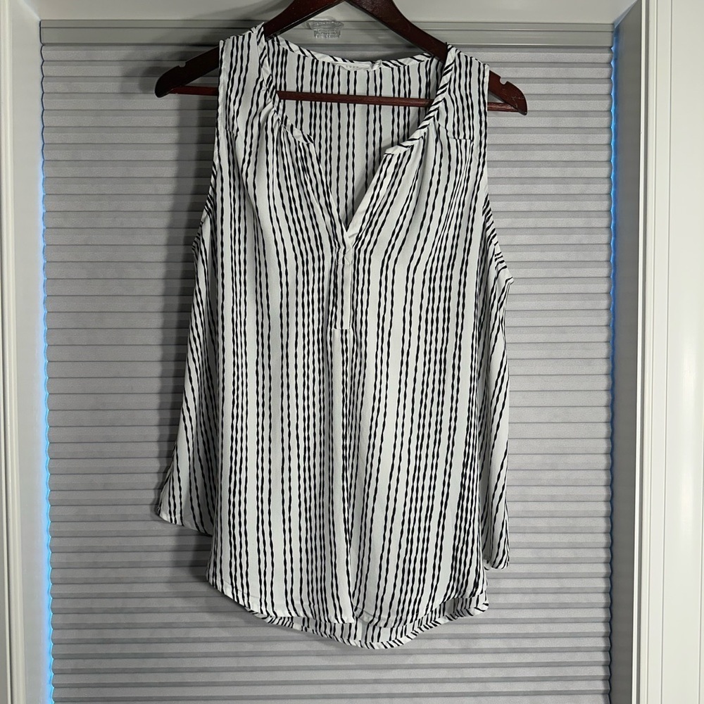 Lush black and white sleeveless blouse